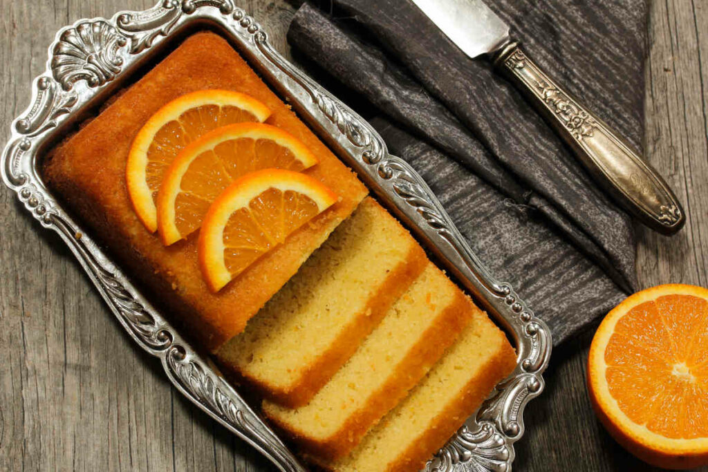vassoio con pan d'arancia affettato torte semplici