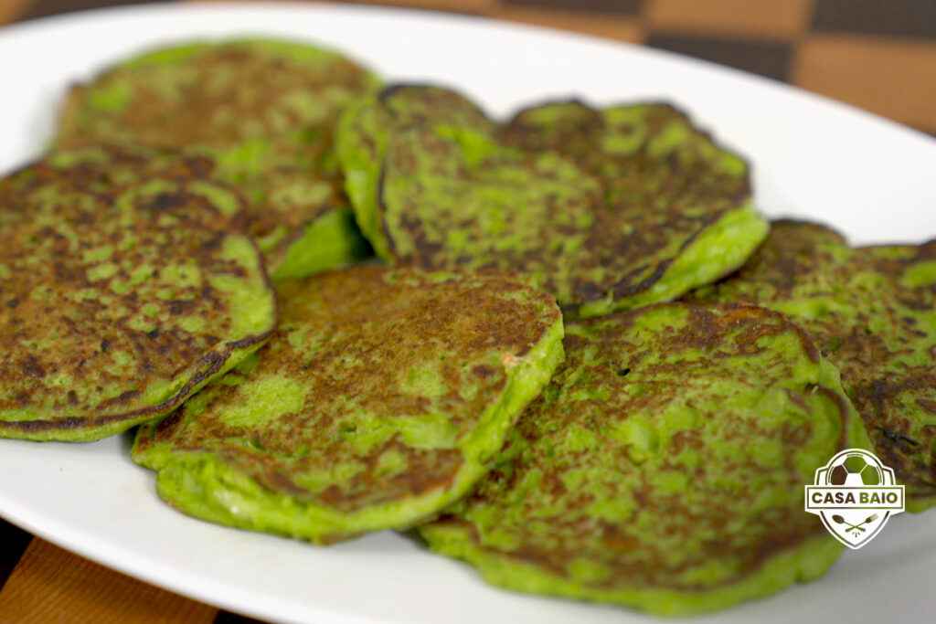 Pancake con i piselli su vassoio bianco