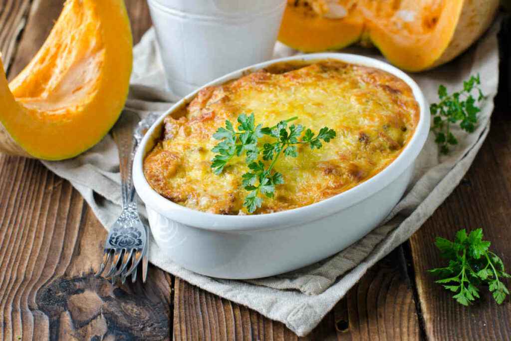 pirofila di ceramica con parmigiana di zucca e besciamella