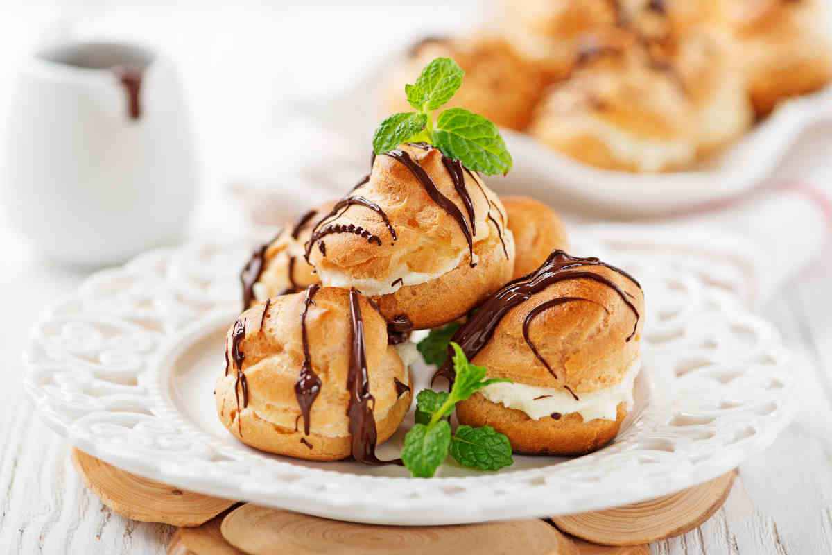 piatto con bignè di pasta choux farciti con panna