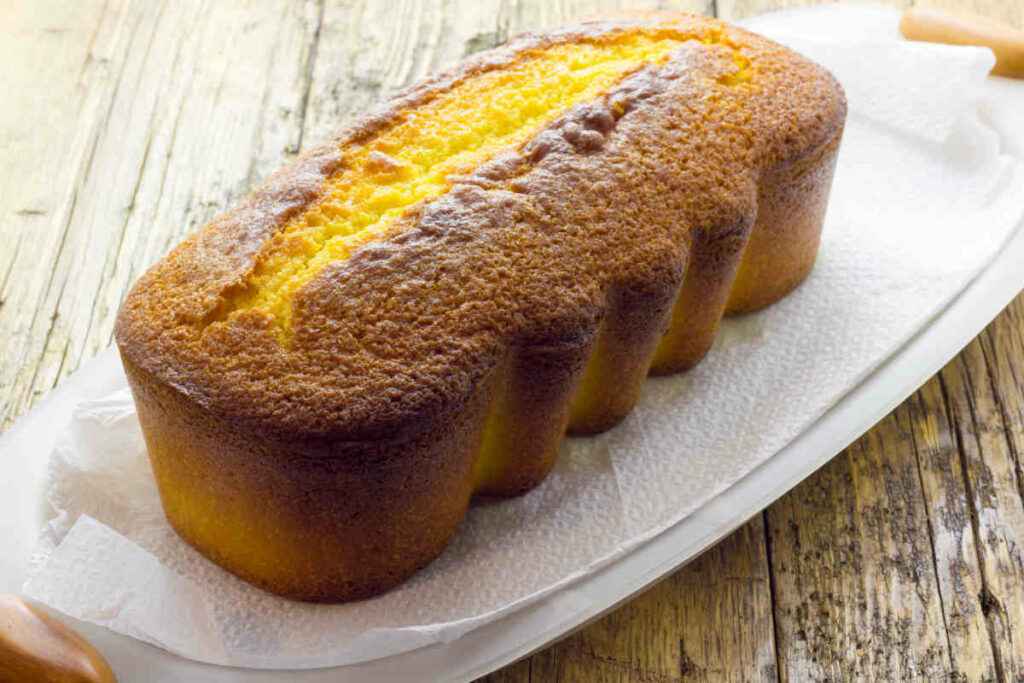 vassoio con plumcake all'arancia appena sfornato