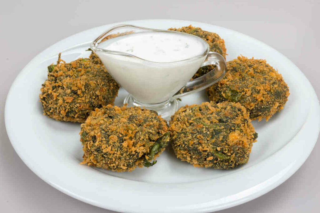 piatto con polpette di spinaci e salsa allo yogurt