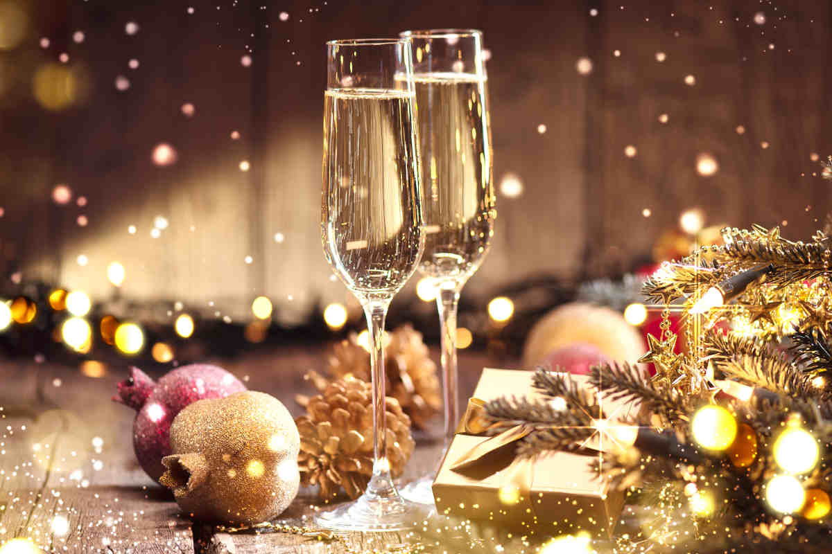 tavola con calici di champagne e melograno per il cenone di capodanno