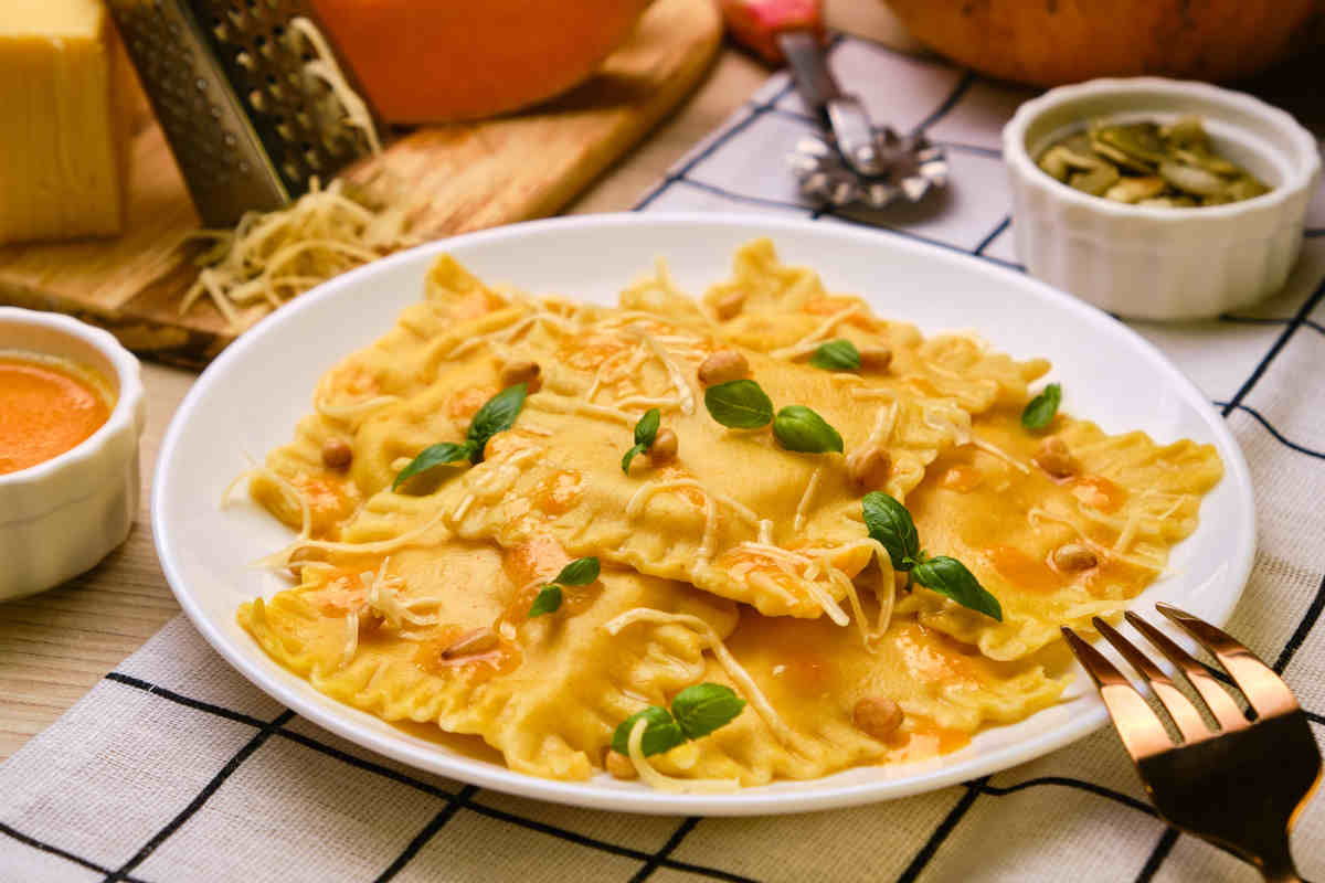 piatto da portata con ravioli di zucca e pancetta