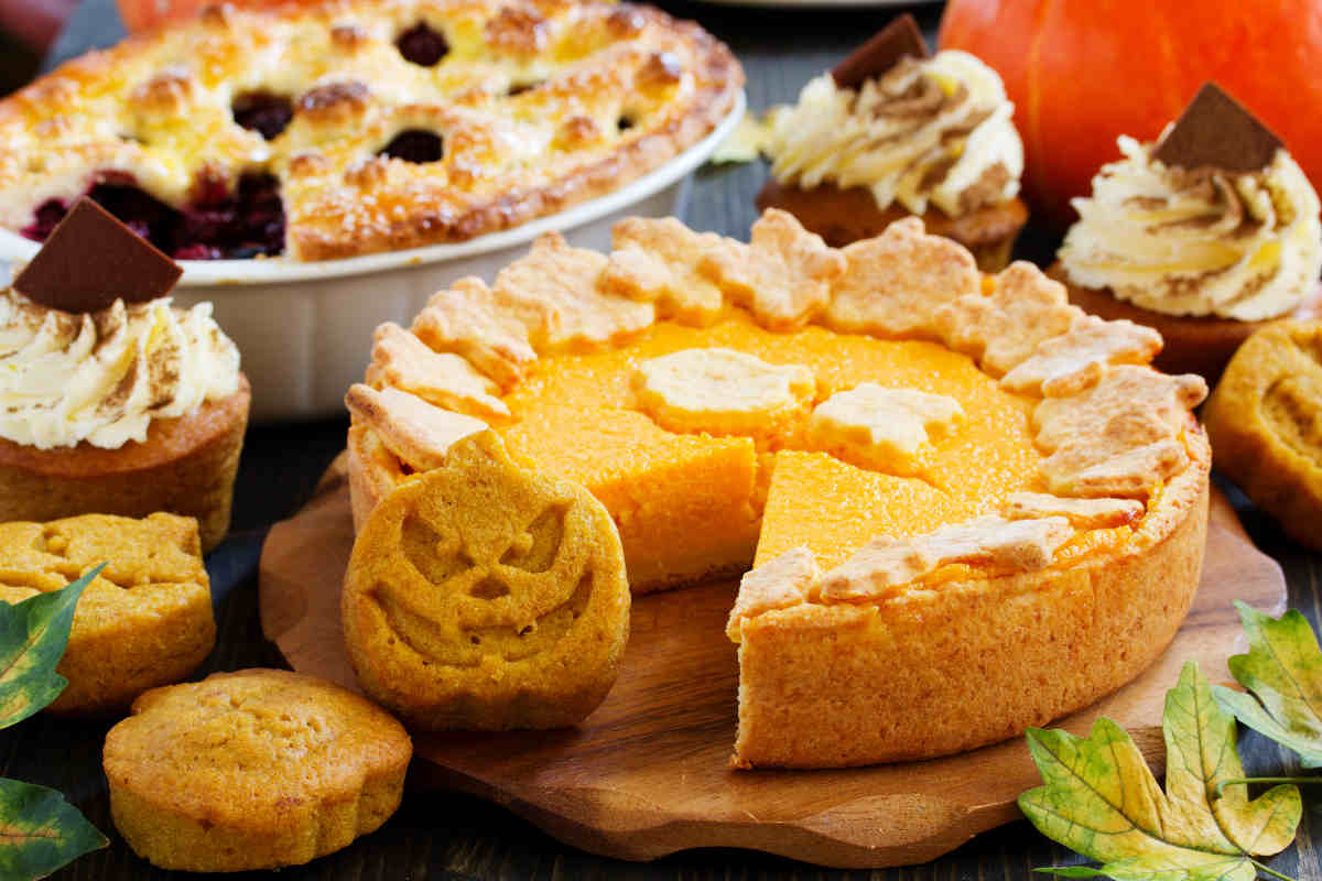 tavola imbandita con tante golosità dolci e salate per Halloween