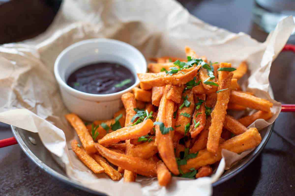 piatto con patate dolci fritte e salsa per accompagnarle