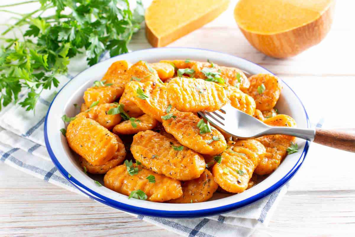 piatto ricco di gnocchi alla zucca conditi con prezzemolo