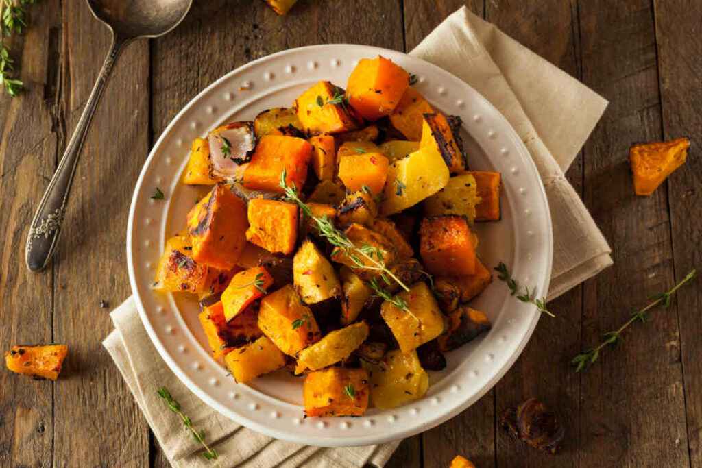 piatto da portata con tocchetti di zucca al forno