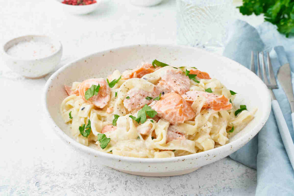 tagliatelle al salmone e basilico