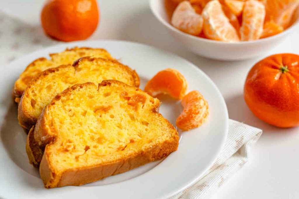 piatto con fette di torta ai mandarini