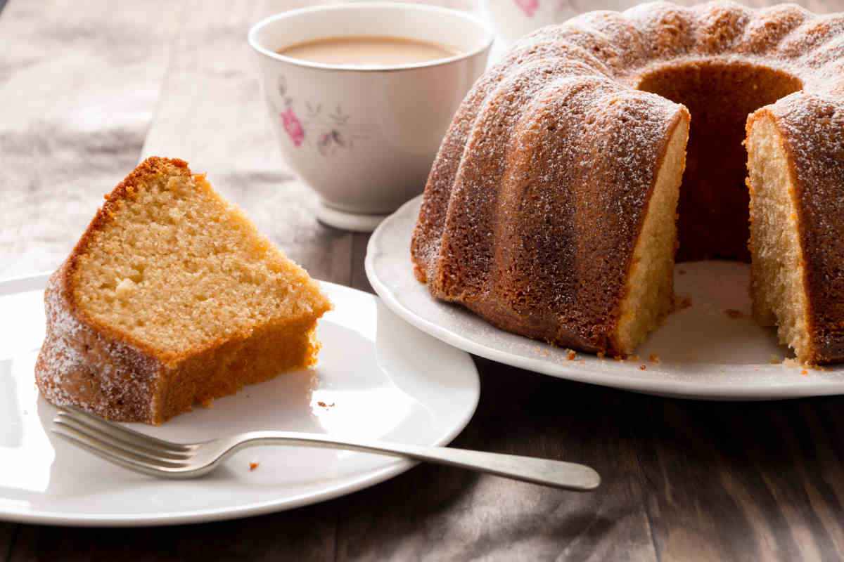 piatto con torta vegana allo yogurt e fetta di torta con tazza di tè