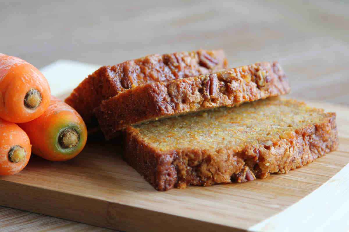 fette di torta di carote e cocco senza grassi su tagliere di legno