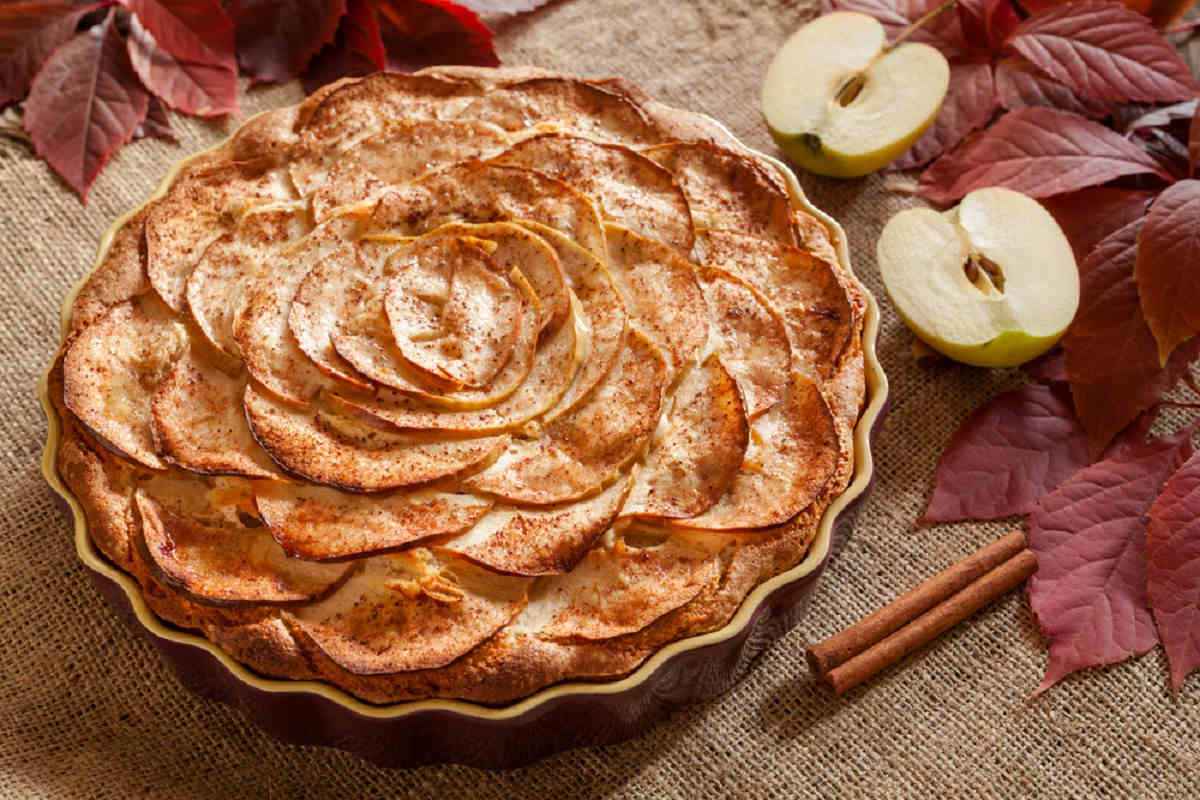 teglia tonda con torta di mele senza burro