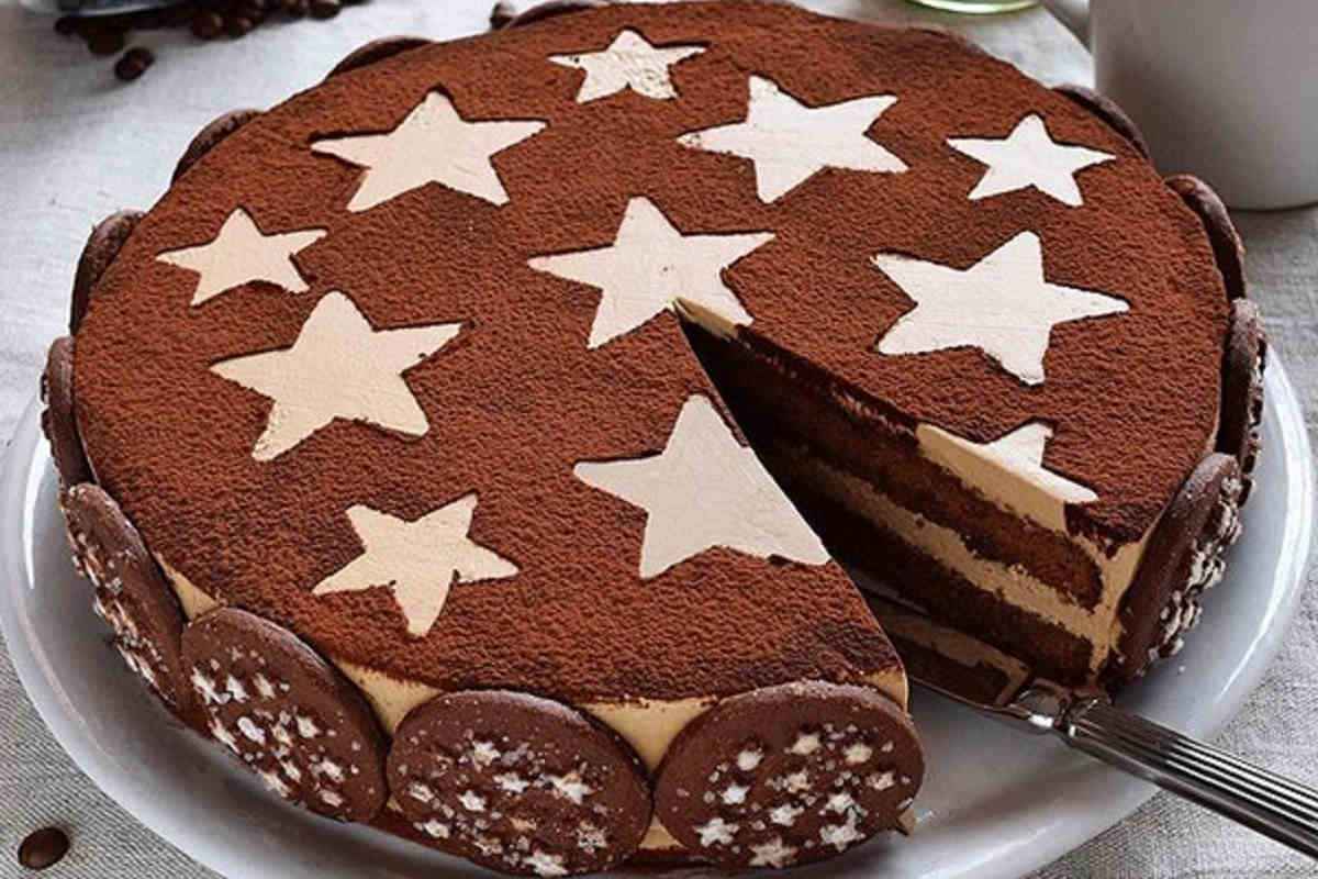 vassoio con torta pan di stelle a fette