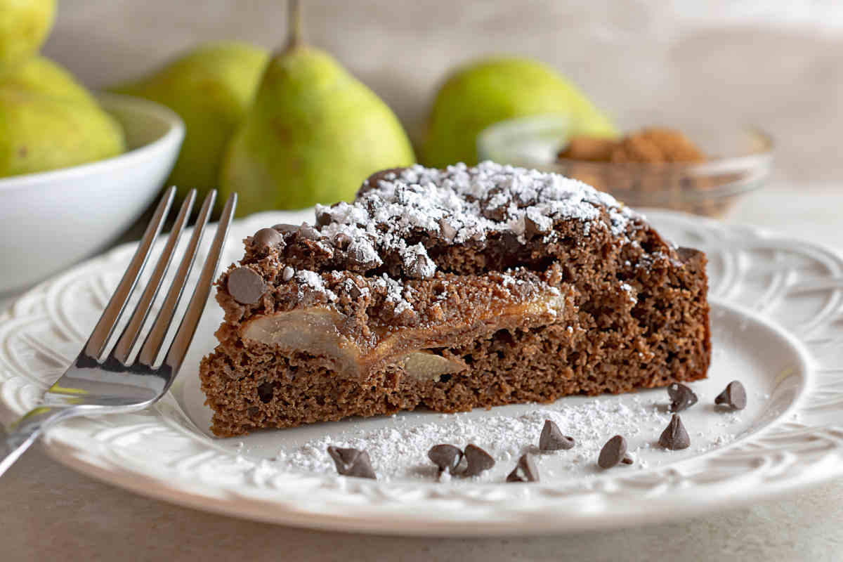 piattino con fetta di torta pere e cioccolato con zucchero a velo