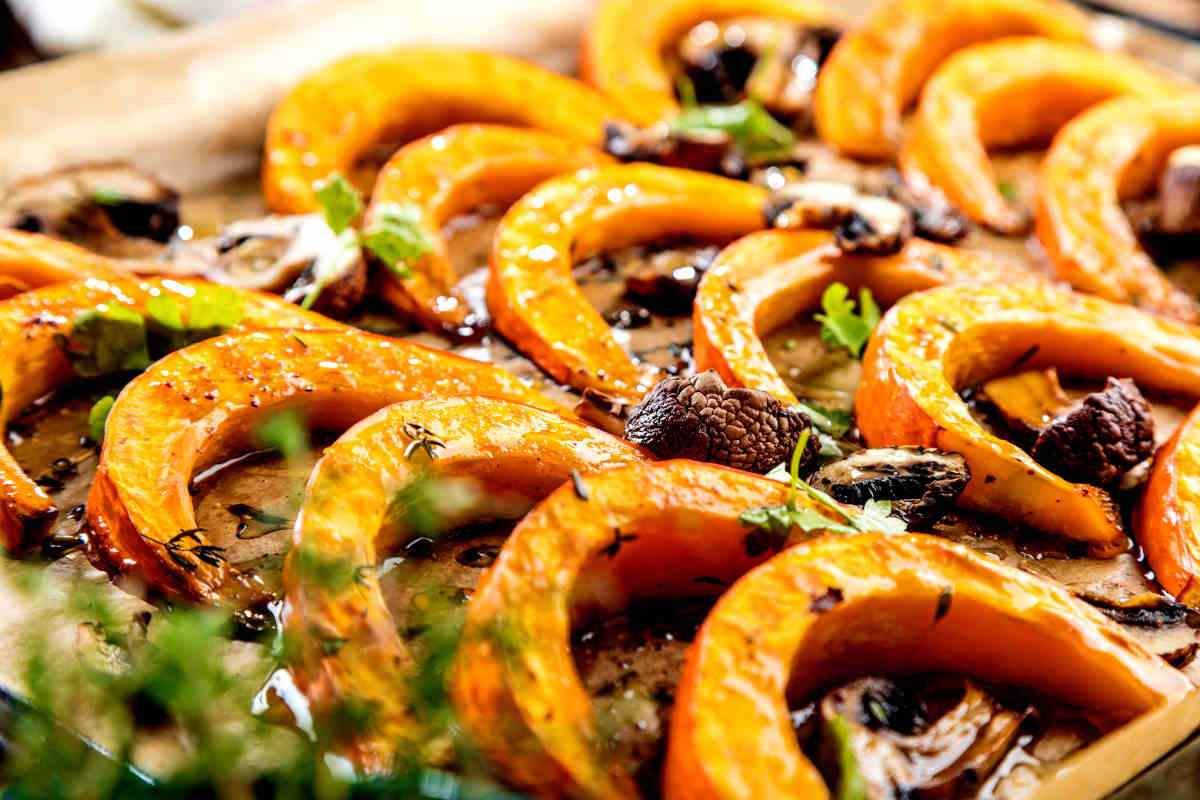 teglia con fette di zucca al forno