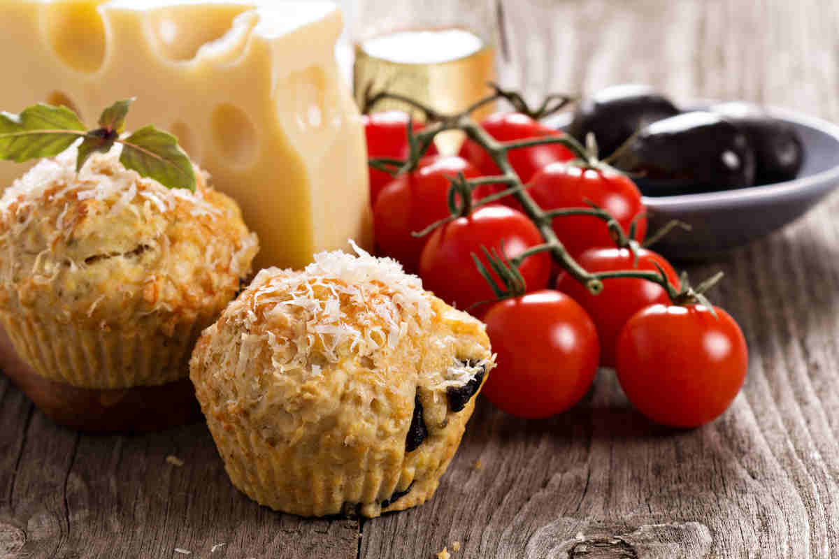 Muffin salati morbidissimi, idee per riempire il buffet con ricette veloci di tortine salate per tutti i gusti
