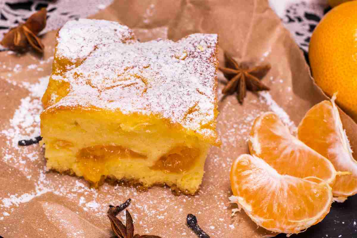 tagliere tondo di legno con torta all'arancia o al mandarino