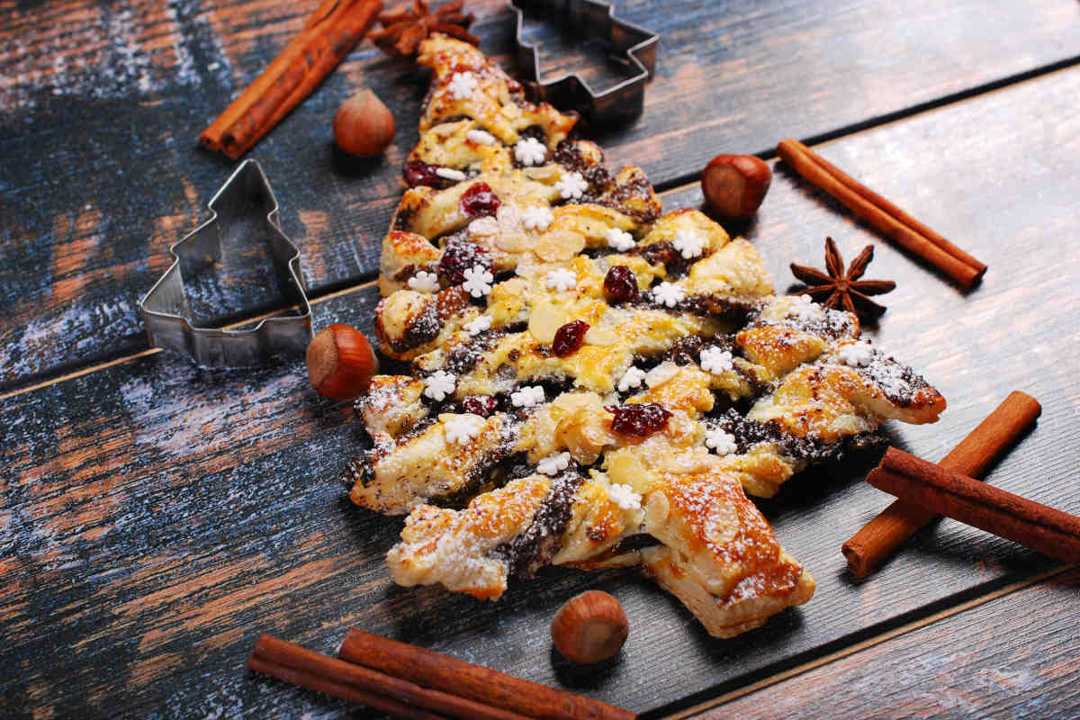 tavolo della cucina con sopra un albero di natale di pasta sfoglia con nutella