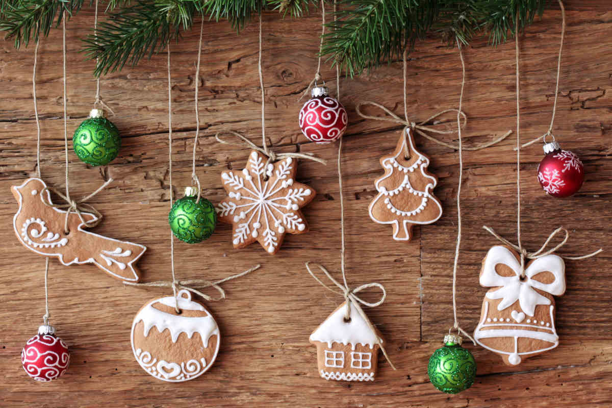 serie di biscotti di natale e palline da appendere su albero