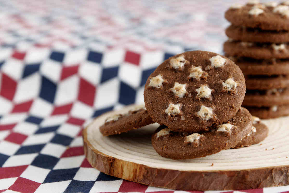 vassoio con tanti biscotti pan di stelle fatti in casa