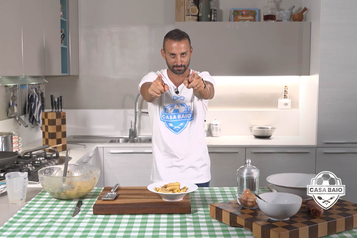 Manuele Baiocchini in CasaBaio prepara la ricetta dei rigatoni con uova e salsiccia