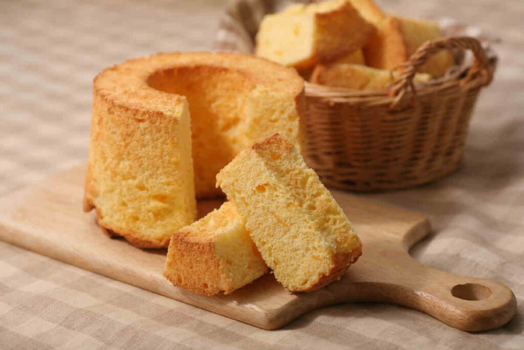 tagliere con torta chiffon cake a fette