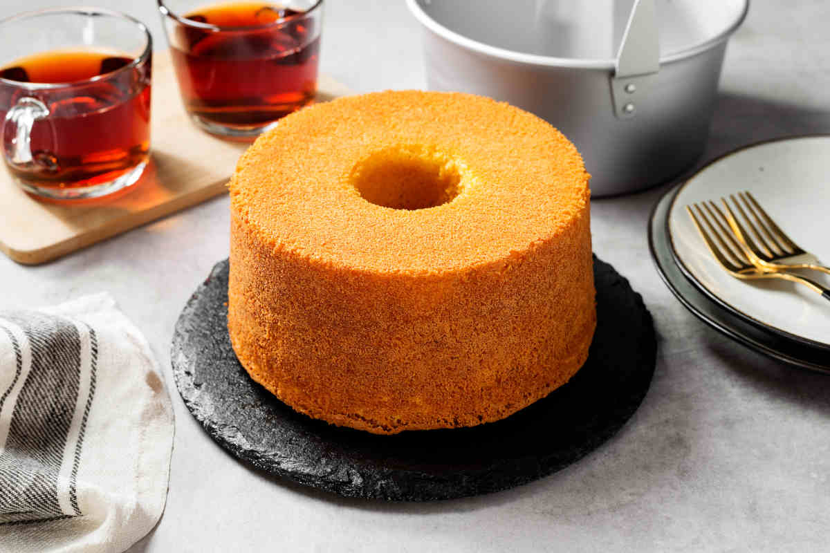 vassoio tondo di ardesia con chiffon cake al limone