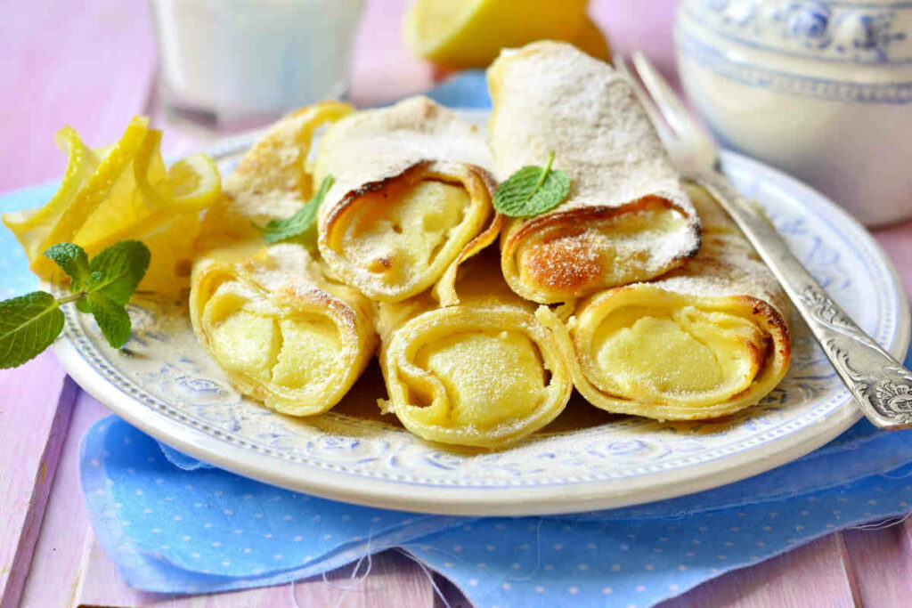 piatto con torretta di crepes alla crema pasticcera