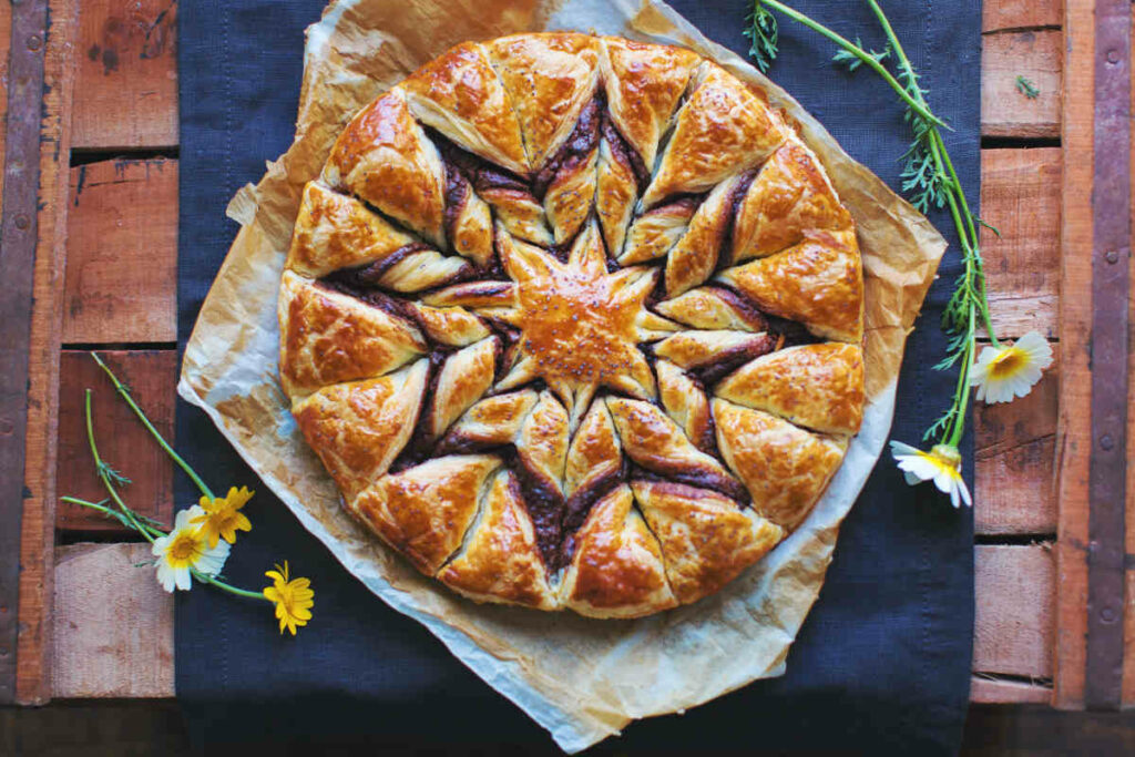 vassoio con torta a forma di fiore di pasta sfoglia e nutella