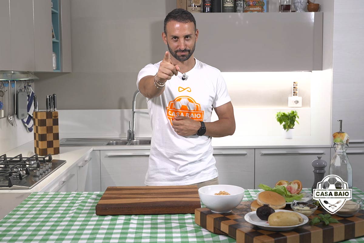Manuele Baiocchini prepara la ricetta degli hamburger di ceci e barbabietola casabaio