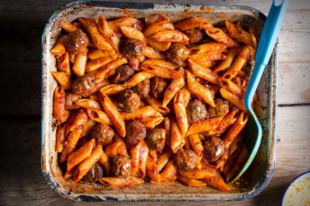 Teglia di pasta al forno napoletana con sugo di pomodoro e polpette