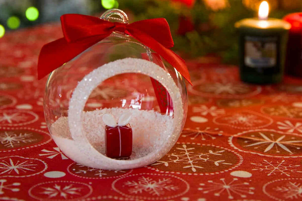 pallina in vetro per segnaposti natalizi eleganti