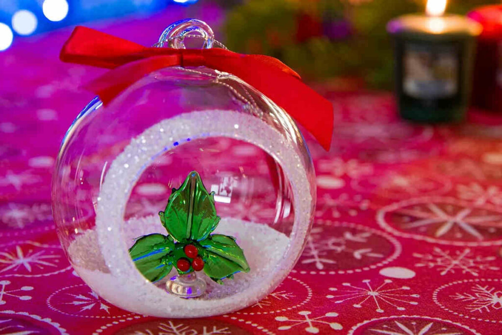 segnaposto natalizio a forma di pallina con agrifoglio in vetro