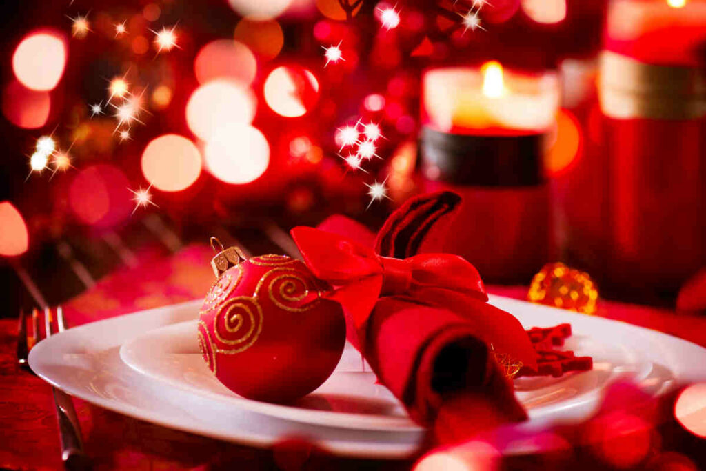 tavola apparecchiata con segnaposto natalizi rossi