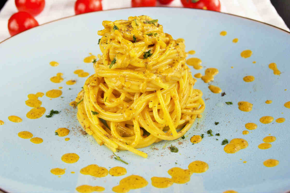 piatto di spaghetti aglio e olio in giallo