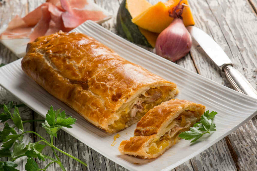 Vassoio bianco con strudel di zucca e formaggio a fette