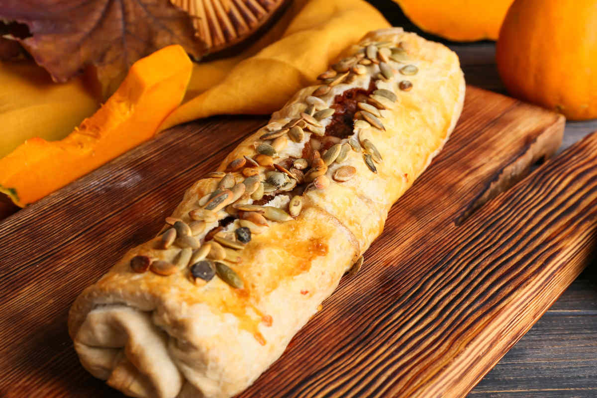 tagliere con strudel di zucca salato