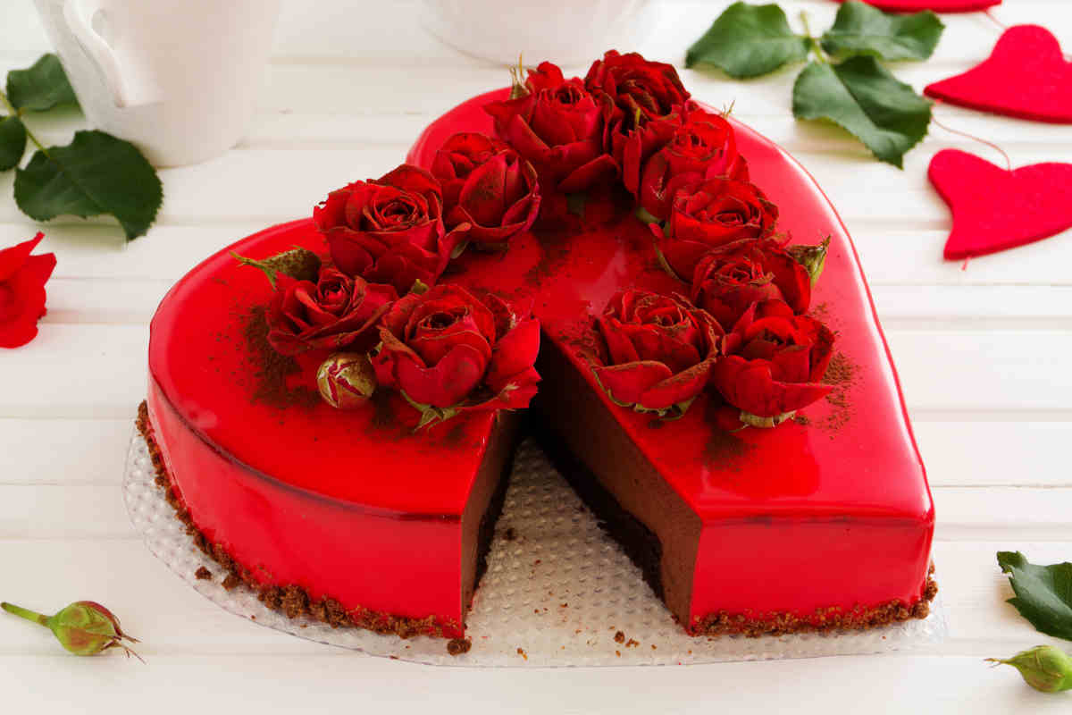 torta al cioccolato a forma di cuore per san valentino con rose rosse