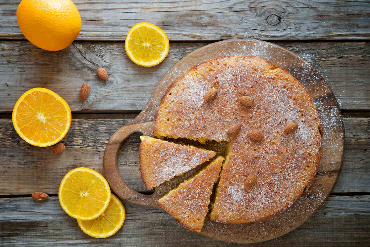 tagliere tondo di legno con torta all'arancia