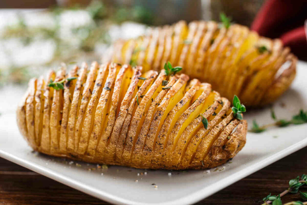 vassoio rettangolare con due Patate Hasselback