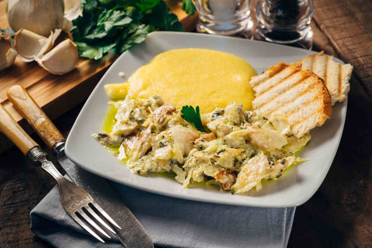 piatto con baccalà alla vicentina, polenta e bruschetta