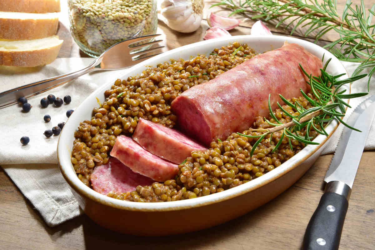 pirofila con cotechino e lenticchie per la ricetta del giorno