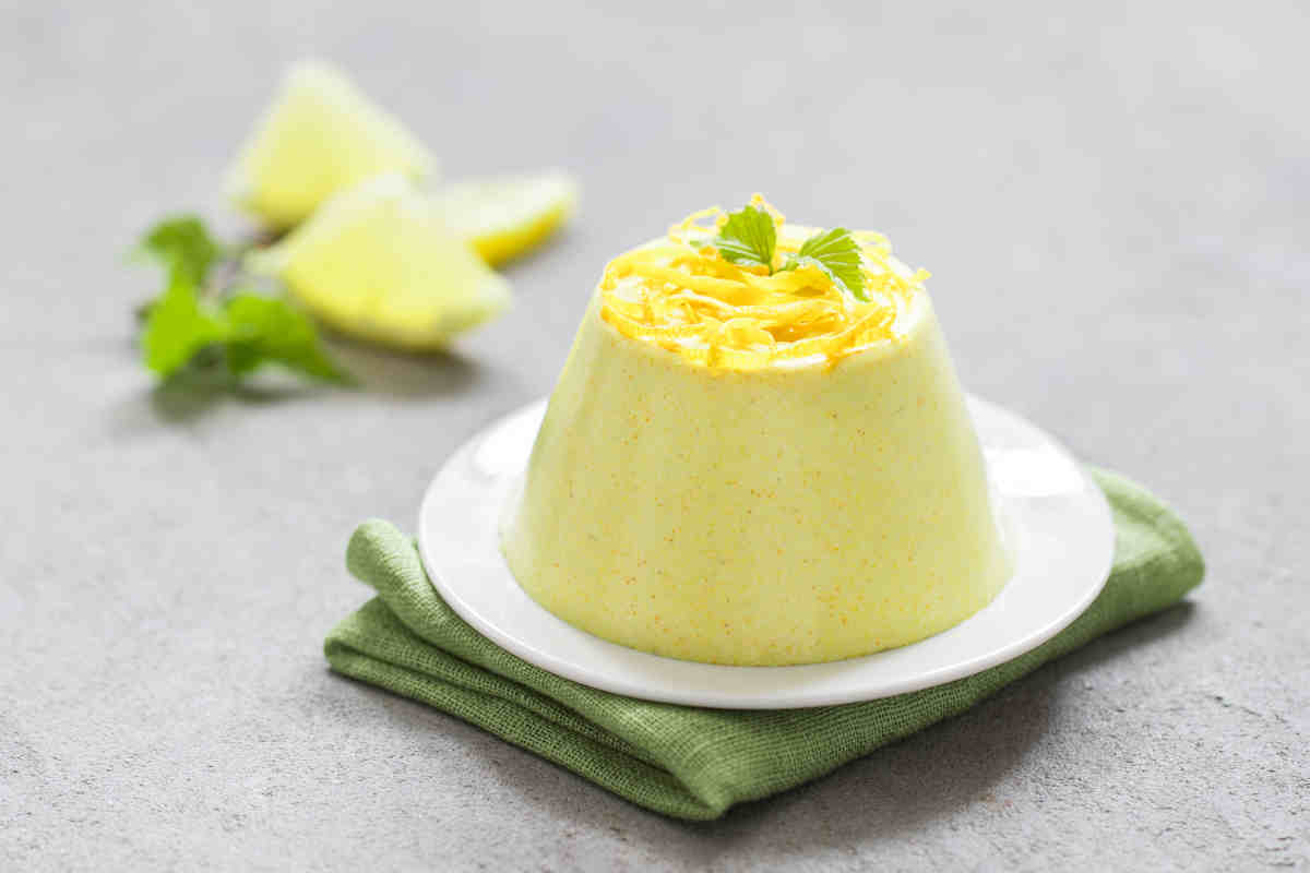 piatto da dessert con crema al limone e limoni caramellati