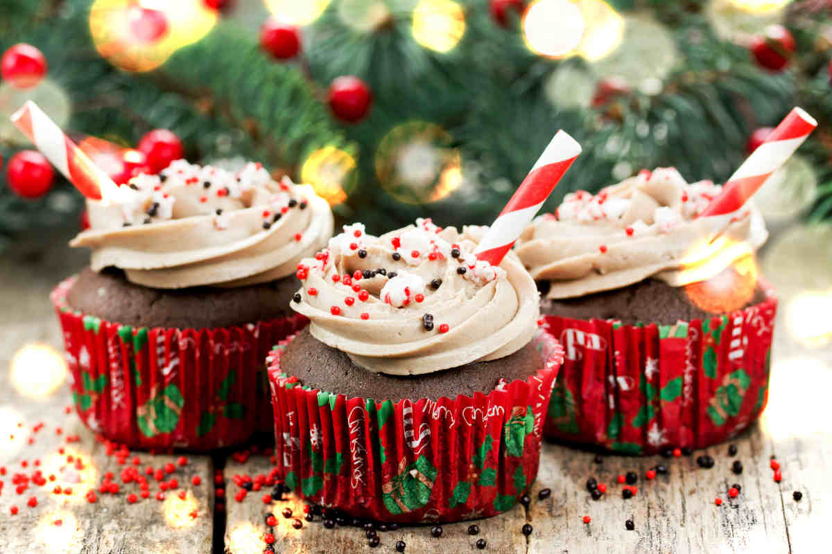 3 pirottini con cupcake di natale con frosting al caffè e zuccherini