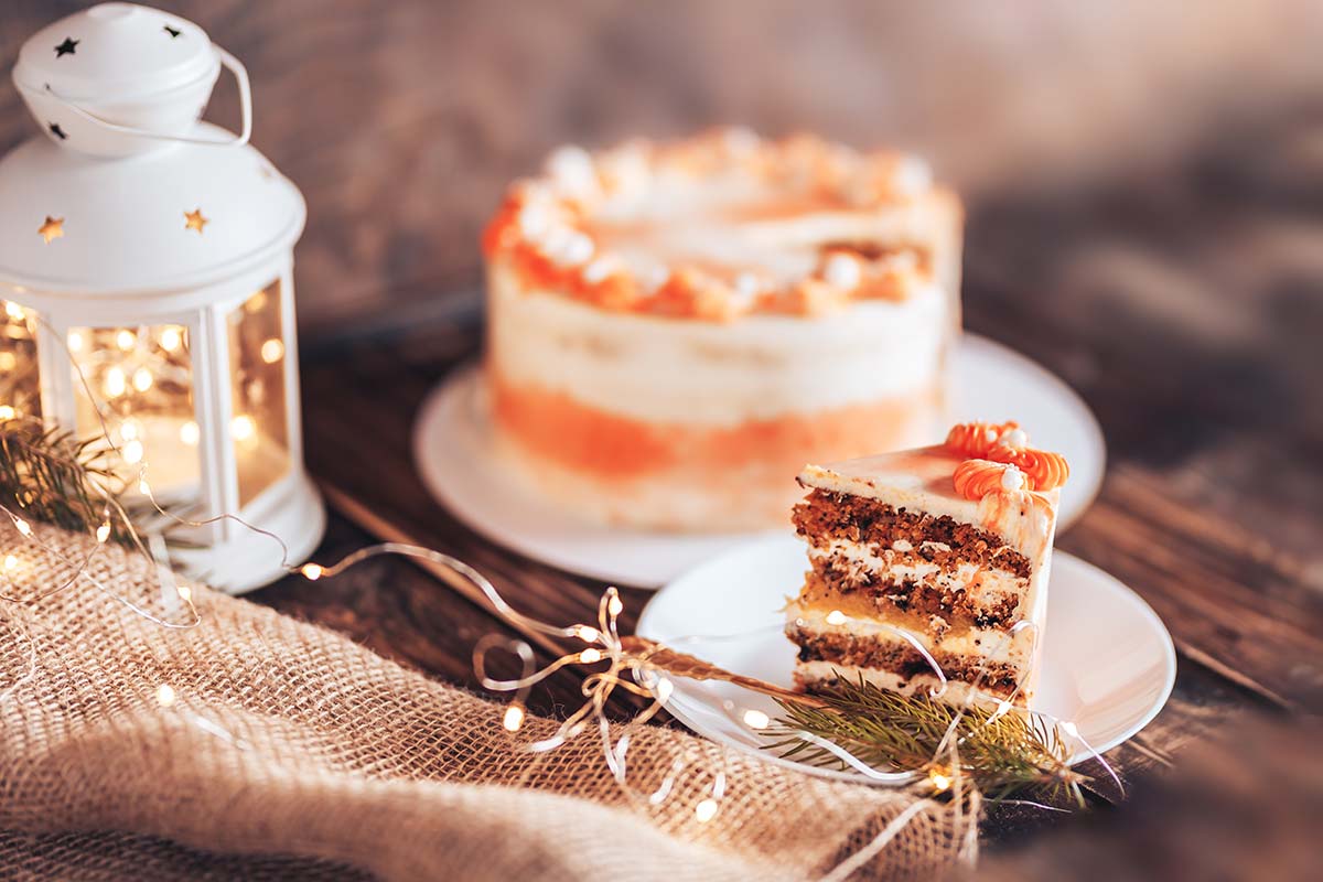 Fetta di torta multistrato alla panna con crema chantilly e pan di Spagna al cioccolato