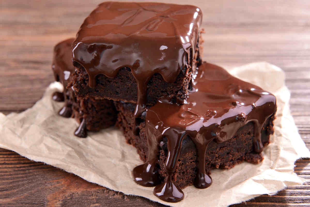 brownies con glassa al cioccolato su tavola di legno