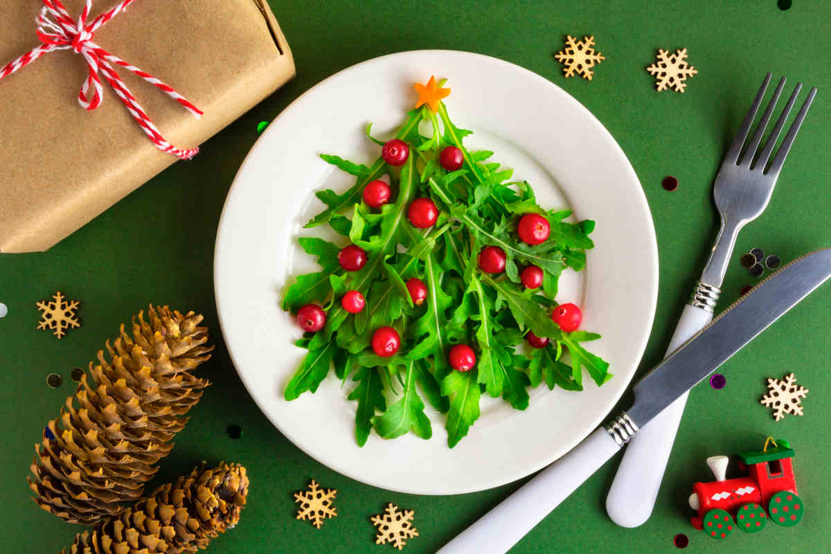 piatto con insalata di Natale a forma di albero con rucola e melograno