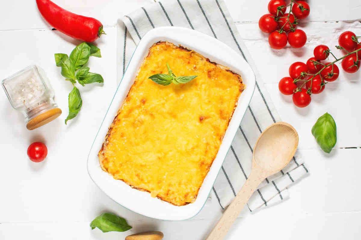 veduta dall'alto di pirofila rettangolare con lasagne ai cinque formaggi