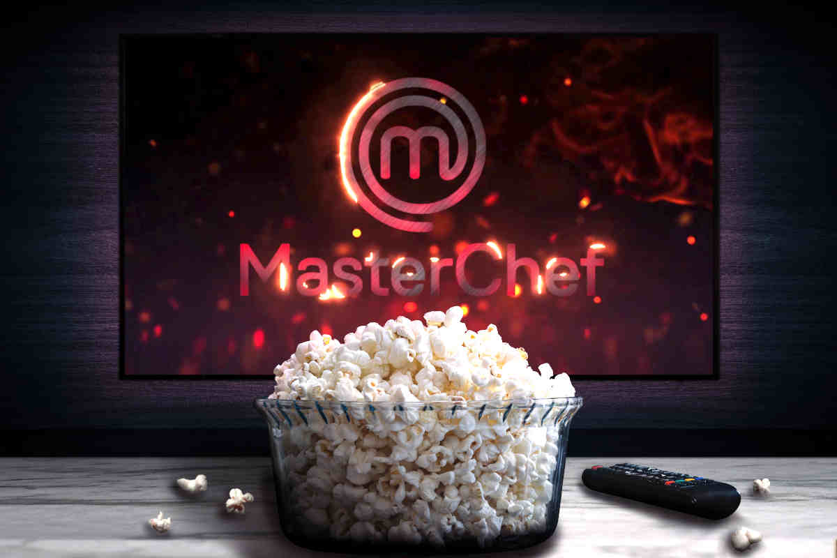 logo di masterchef su schermo e ciotola di pop corn in primo piano